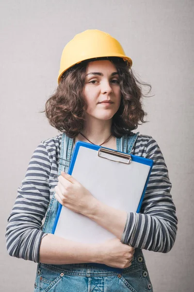 Jovem Arquiteta Mulher Capacete Segurança Amarelo Segurando Folha Plano Trabalho — Fotografia de Stock