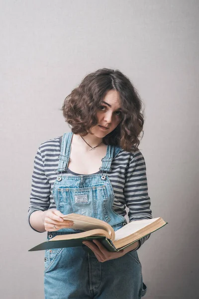 Mädchen Mit Großem Buch Der Hand Auf Grauem Hintergrund — Stockfoto