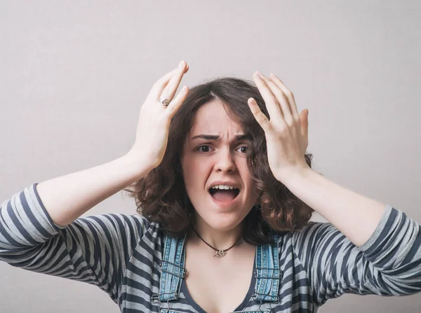 Chica Hermosa Sorprendida Contra Fondo Estudio — Foto de Stock