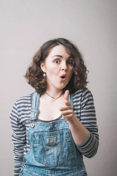 Una Mujer Muestra Dedo Hacia Adelante — Foto de Stock