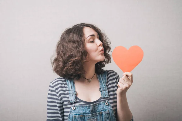 Kärlek Och Alla Hjärtans Dag Kvinna Håller Hjärtat Leende Söt — Stockfoto