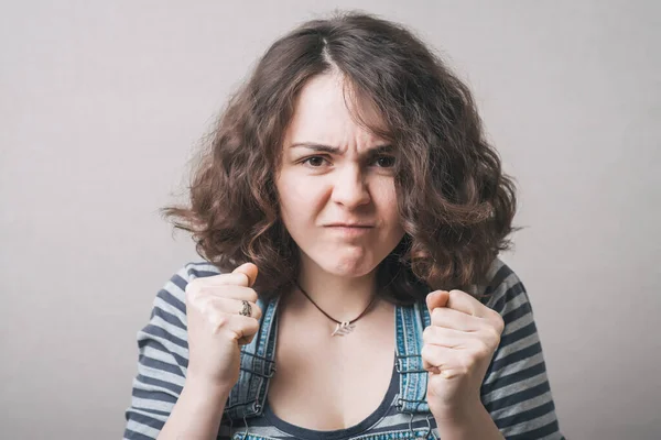 Boze Vrouw Bedreigen Vuist Grijze Achtergrond — Stockfoto