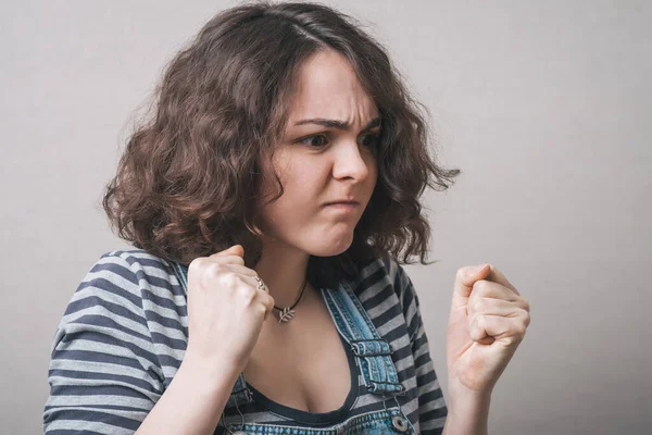 Сердитая Женщина Угрожает Кулаком Сером Фоне — стоковое фото