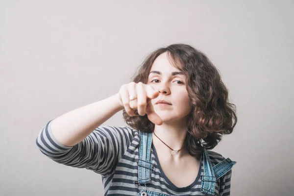 Una Mujer Muestra Dedo Hacia Adelante — Foto de Stock