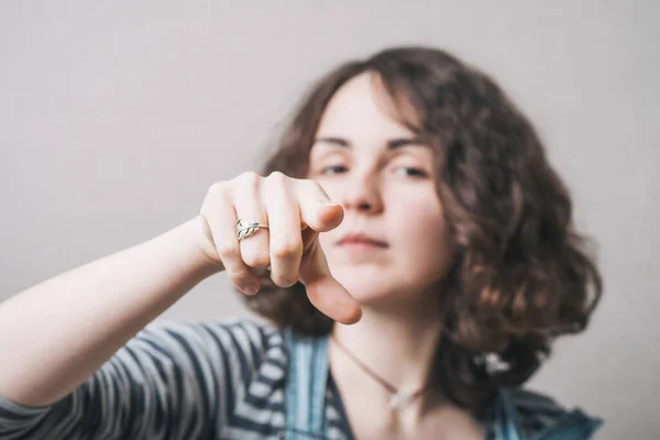 Bir Kadın Parmağını Ileri Uzattı — Stok fotoğraf