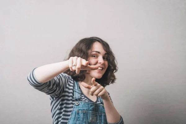 Een Vrouw Toont Een Vinger Naar Voren — Stockfoto