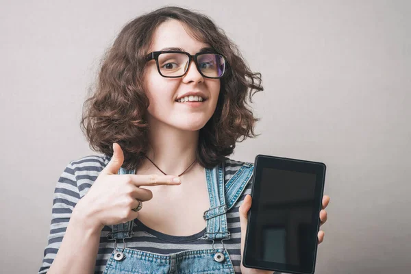 Young Woman Shows Tablet — Stock Photo, Image