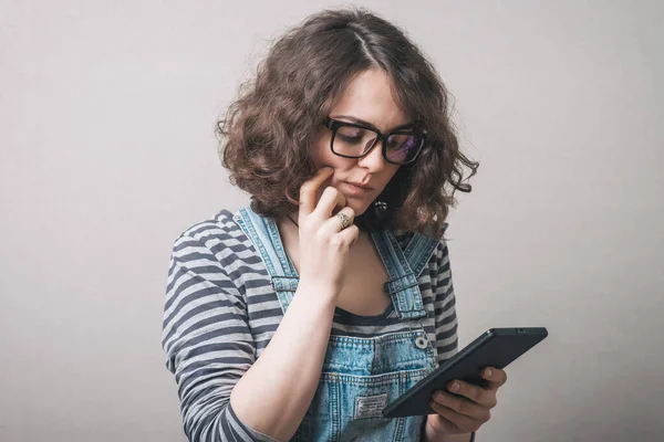 Güzel Bir Kadını Tablet Bilgisayar Okuyor — Stok fotoğraf