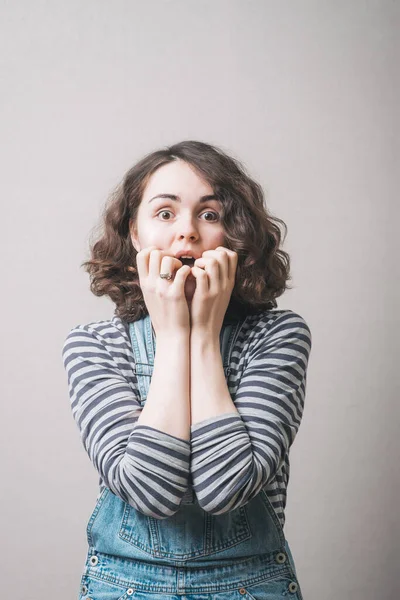 Een Mooie Jonge Verraste Vrouw — Stockfoto