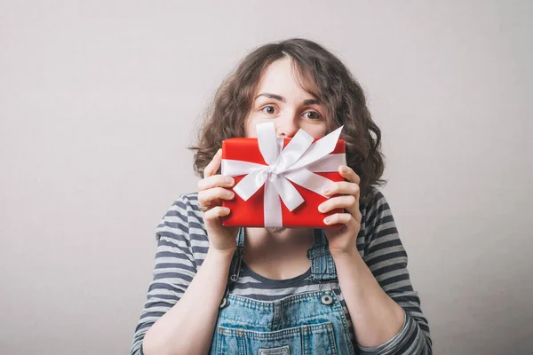 Una Mujer Tiene Regalo Retrato Estudio Aislado Sonriente Chica Feliz — Foto de Stock