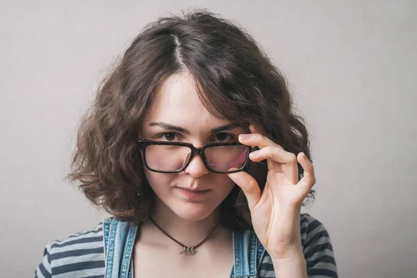 Menina Com Óculos Contra Fundo Estúdio — Fotografia de Stock