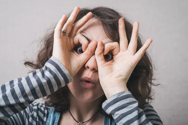 Joven Mujer Feliz Sosteniendo Sus Manos Sobre Sus Ojos Como — Foto de Stock