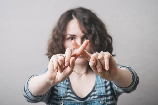 Chica Muestra Una Mano Parada —  Fotos de Stock