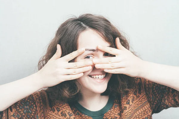 Menina Olhando Através Dedos — Fotografia de Stock