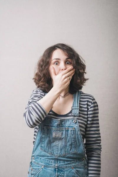 Wanita Itu Terkejut Dan Menutupi Mulutnya Dengan Tangannya Mengenakan Jas — Stok Foto