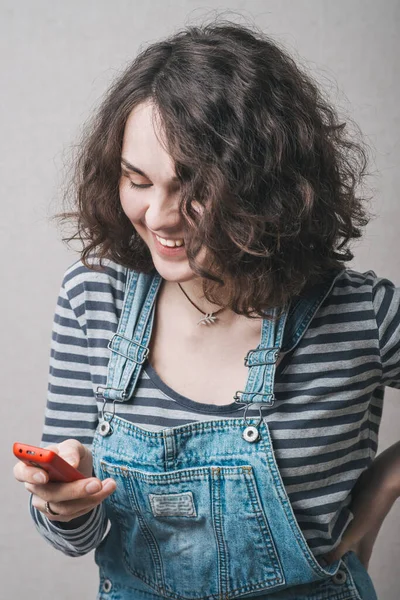 Tulum Giymiş Bir Kadın Telefonla Arıyor — Stok fotoğraf