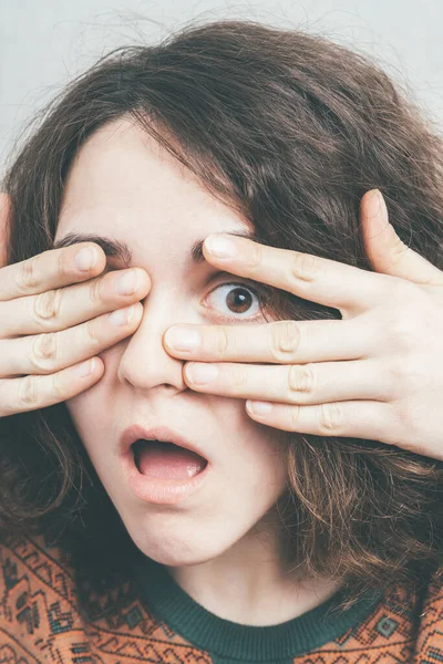 Chica Mirando Través Dedos —  Fotos de Stock