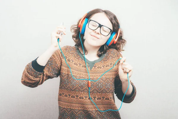 Chica Auriculares Contra Fondo Estudio —  Fotos de Stock