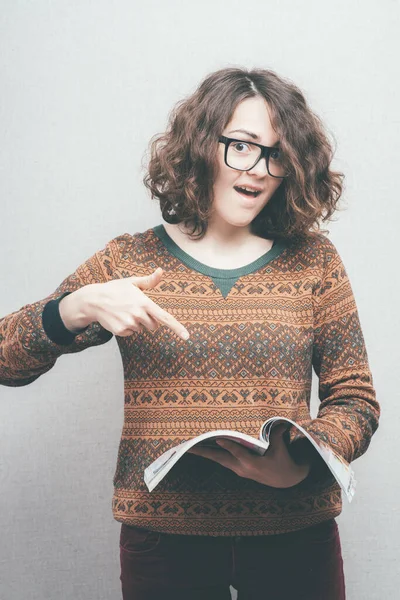 Mädchen Mit Brille Zeigt Mit Dem Finger Auf Tagebuch — Stockfoto