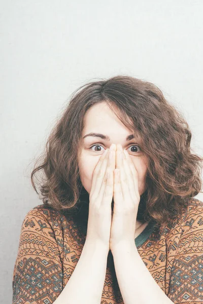 Mädchen Bedeckt Ihr Gesicht Mit Den Händen — Stockfoto