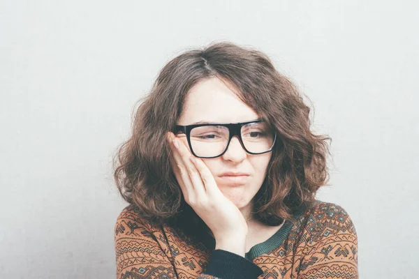 Gadis Itu Punya Sakit Gigi Memakai Kacamata — Stok Foto