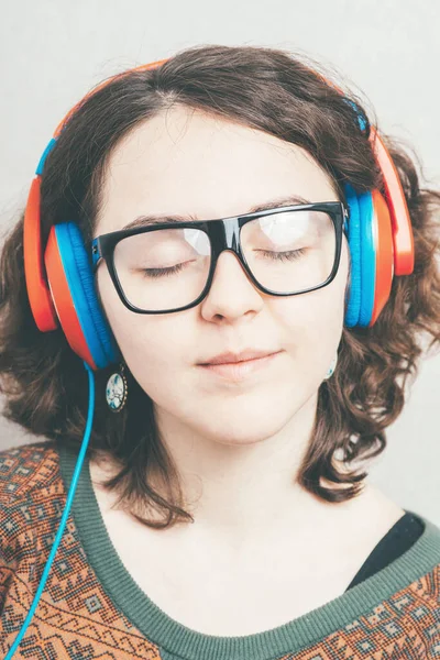 Fille Dans Casque Sur Fond Studio — Photo