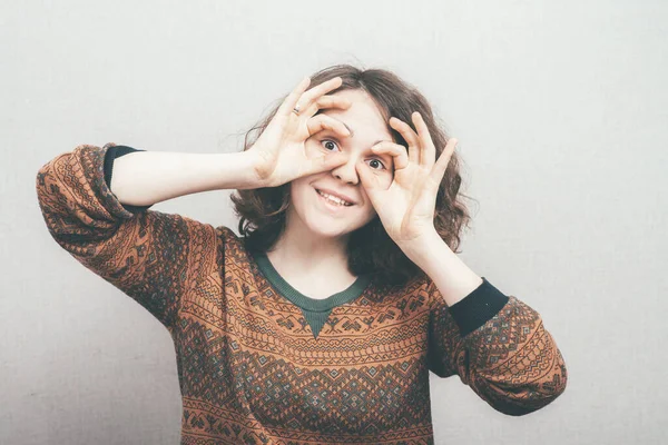 女の子ティース 双眼鏡の手を作る — ストック写真