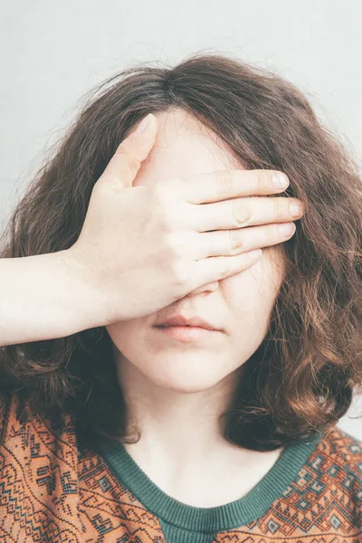 Menina Fecha Olhos Com Mãos — Fotografia de Stock