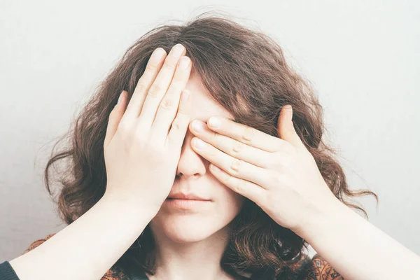 Menina Fecha Olhos Com Mãos — Fotografia de Stock