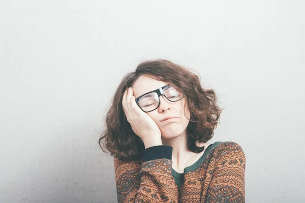 Chica Cansada Sosteniendo Cabeza Con Gafas — Foto de Stock