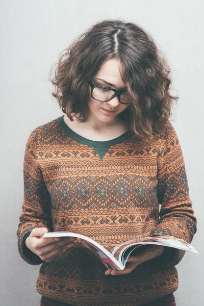 Mädchen Liest Eine Zeitschrift — Stockfoto