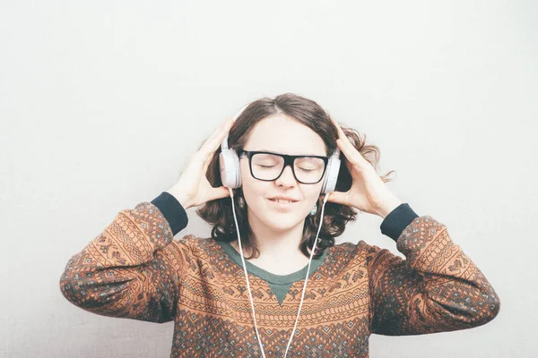 Fille Dans Casque Sur Fond Studio — Photo