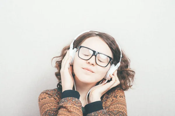 Fille Dans Casque Sur Fond Studio — Photo