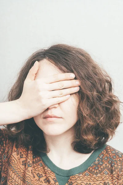 Mädchen Schließt Augen Mit Den Händen — Stockfoto