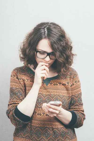 Girl Remembers Something Mobile — Stock Photo, Image