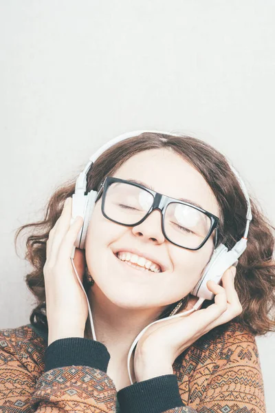 Fille Dans Casque Sur Fond Studio — Photo