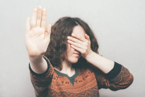 Menina Mostra Parar Contra Estúdio Fundo — Fotografia de Stock