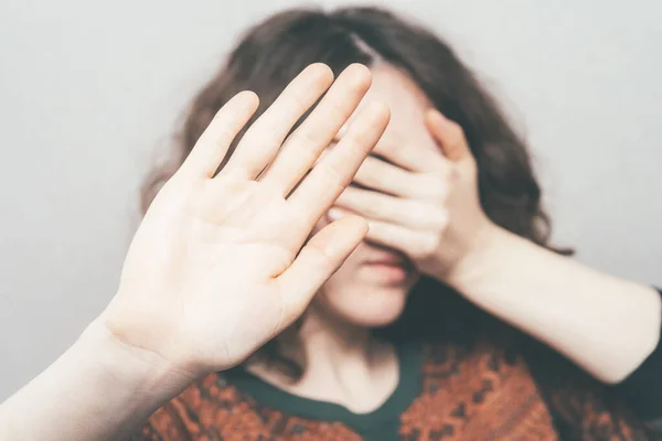 Mädchen Zeigt Halt Vor Studiohintergrund — Stockfoto