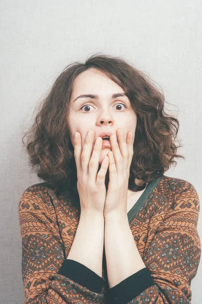 Menina Surpresa Contra Fundo Estúdio — Fotografia de Stock