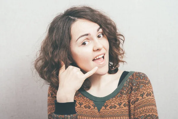 Chica Llámame Contra Fondo Estudio —  Fotos de Stock