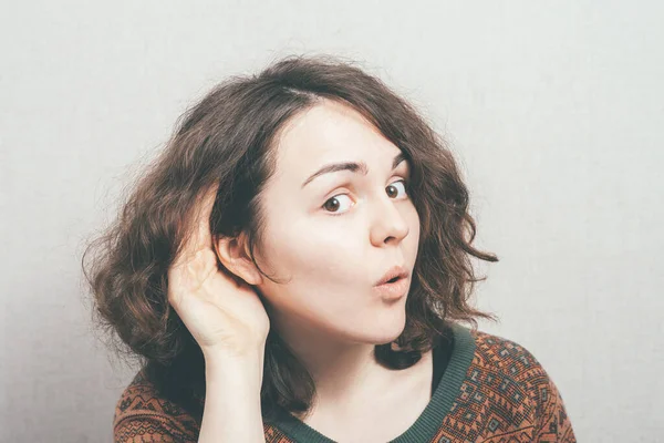 Mujer Escucha Contra Fondo Estudio — Foto de Stock