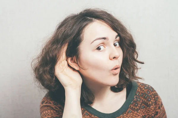 Mujer Escucha Contra Fondo Estudio — Foto de Stock