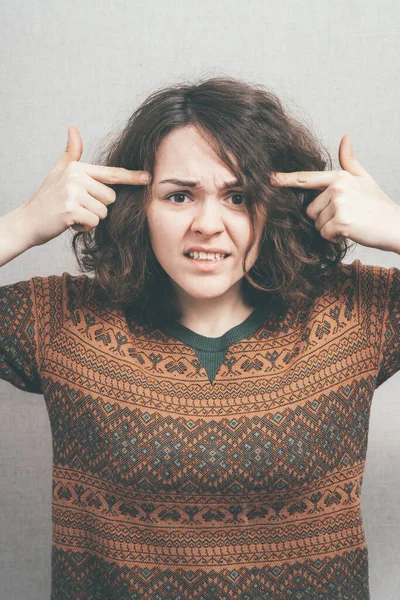 Chica Indignado Contra Fondo Del Estudio — Foto de Stock