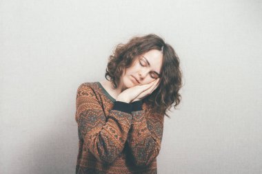 Kız el üstünde uyuyor.