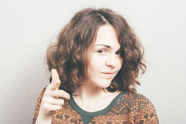 Seni işaret eden kadın.