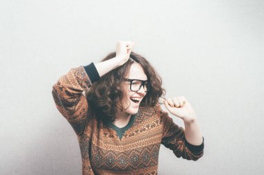 Stüdyo geçmişi olan mutlu bir kadın.