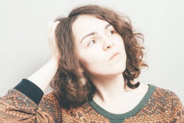 Stüdyo geçmişini merak eden bir kadın.