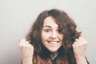 Mutlu kadın stüdyo geçmişine karşı 