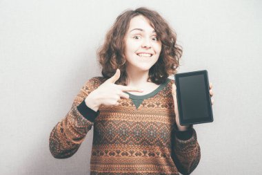 Stüdyo geçmişine karşı tabletli kadın. 