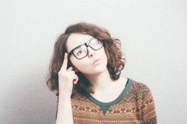 Stüdyo geçmişi hakkında düşünen kadın. 